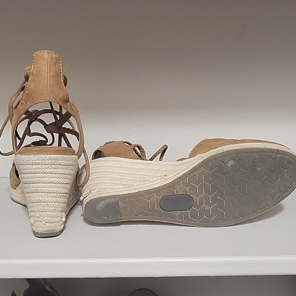 Shoes - Picture 3 of 8